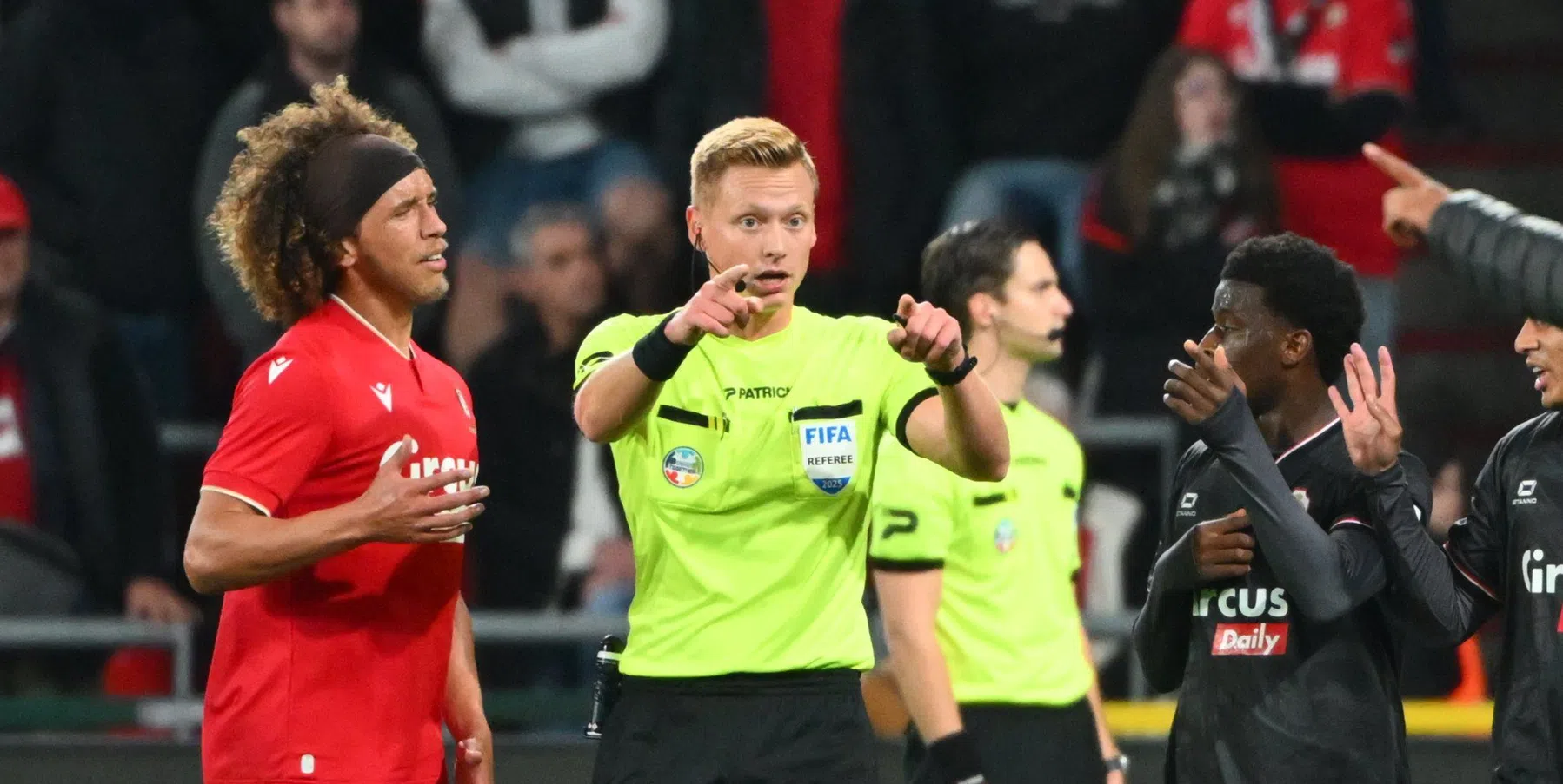 Aanduidingen van de scheidsrechters voor speeldag 25