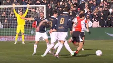 Thumbnail for article: Speler van Go Ahead gaat tijdens de wedstrijd de kleedkamer van Feyenoord in