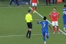 Thumbnail for article: Vinícius rent plots naar arbiter, mogelijk racistisch bejegend door Benfica-speler