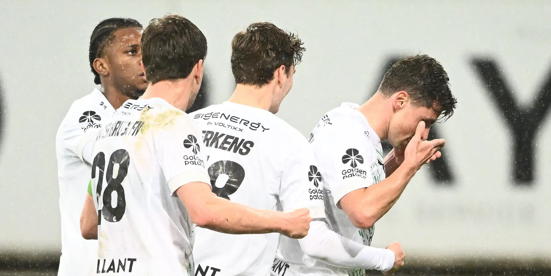 Vanzeir wijst naar Leko met gebaar na doelpunt