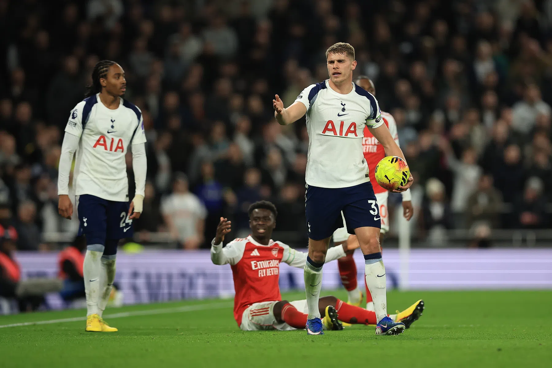 'Barcelona intensiveert jacht op Micky Van de Ven'