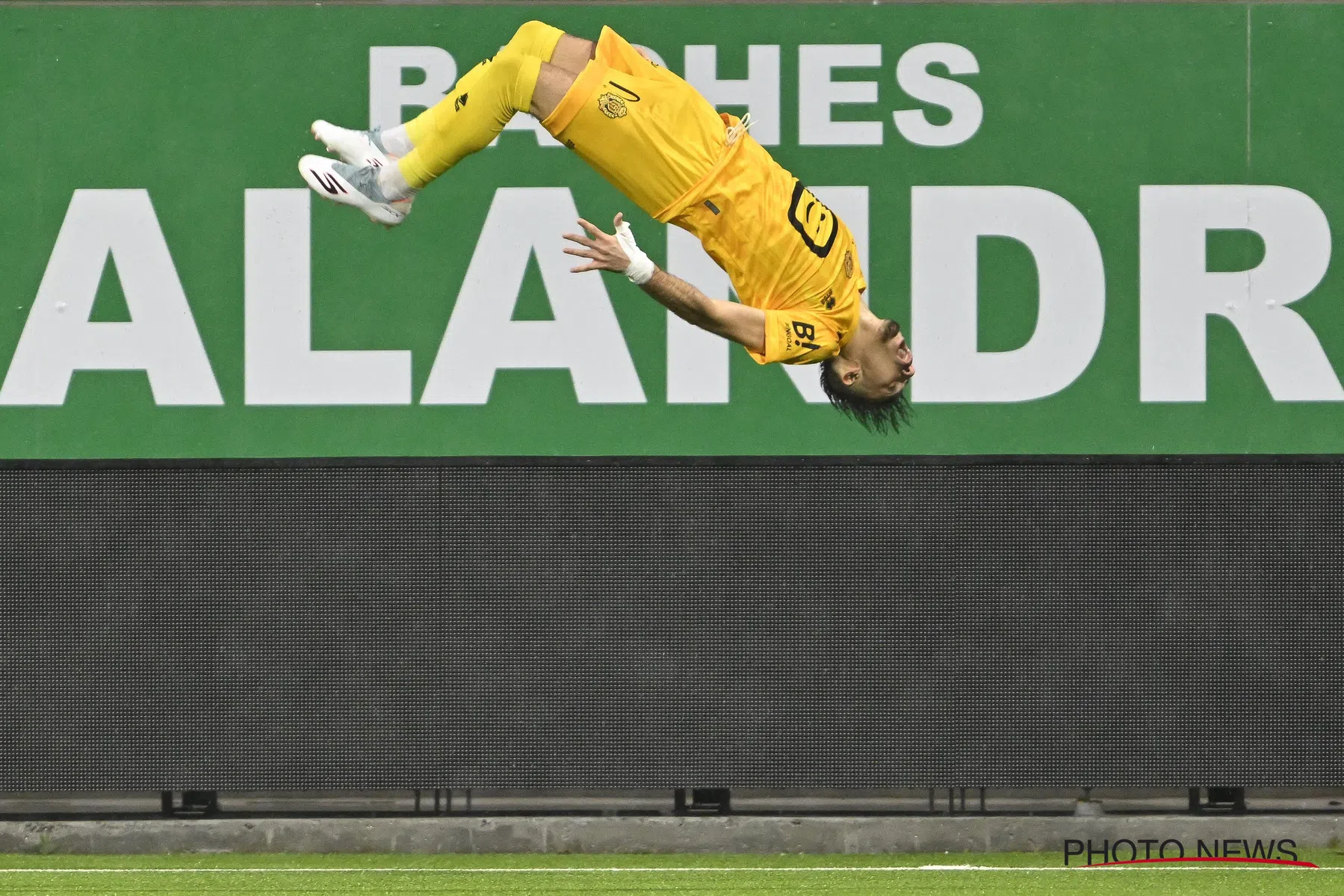 Mechelen passeert RSCA via zege tegen tiental van La Louvière