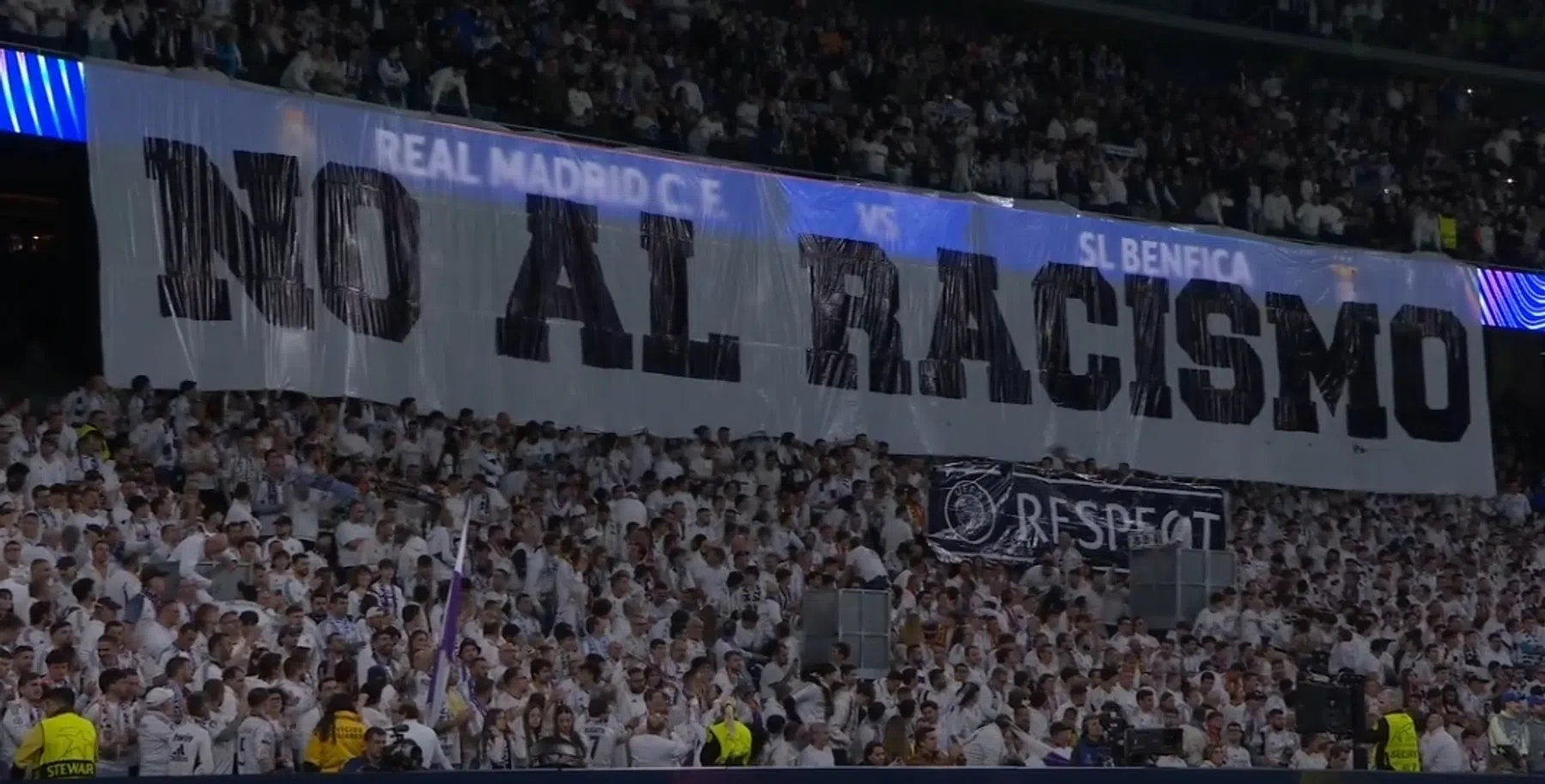 Supporters Real Madrid tonen anti-racisme-spandoek tegen Benfica