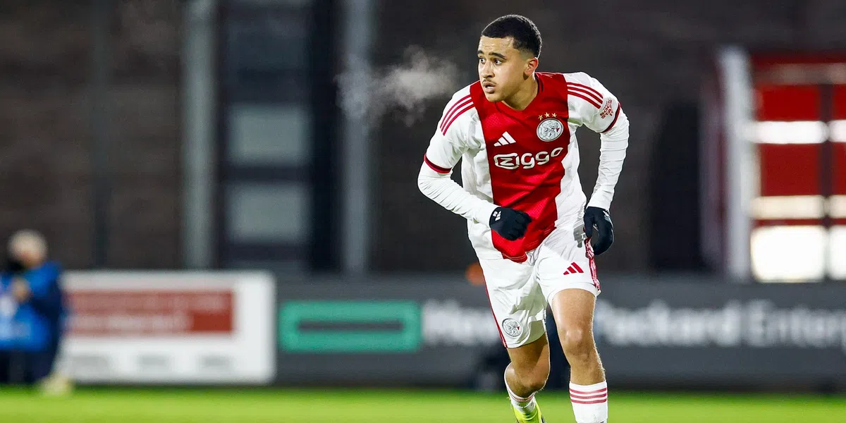 Ajax-fans worden gek van nieuw wonderkind: 'Buitenaards, asociaal goed!'