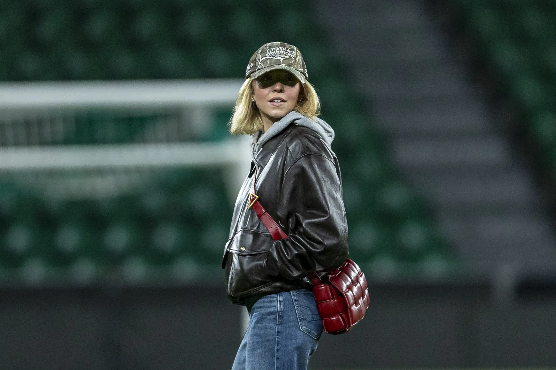 Hoog bezoek voor Debast: Sydney Sweeney duikt plots op bij Sporting