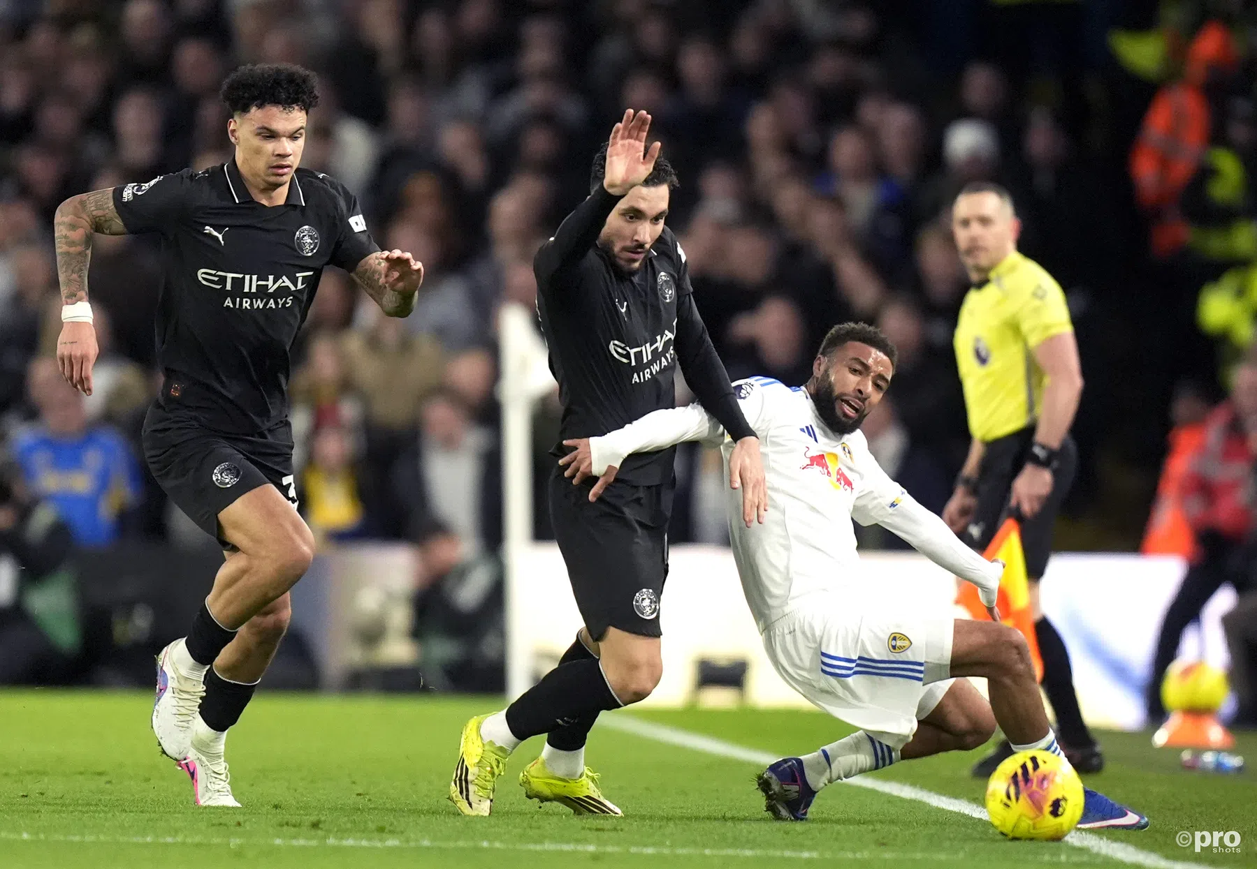 Rayan Cherki ontsnapt aan rode kaart bij Leeds United tegen Man City