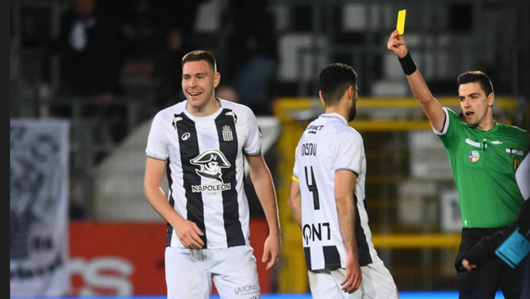 Niet alleen assistent bekogeld: ‘Supporter van Charleroi spuwt op Spileers’