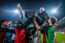Thumbnail for article: 'Mooi en verdiend': Dick Schreuder op de schouders bij NEC-spelers