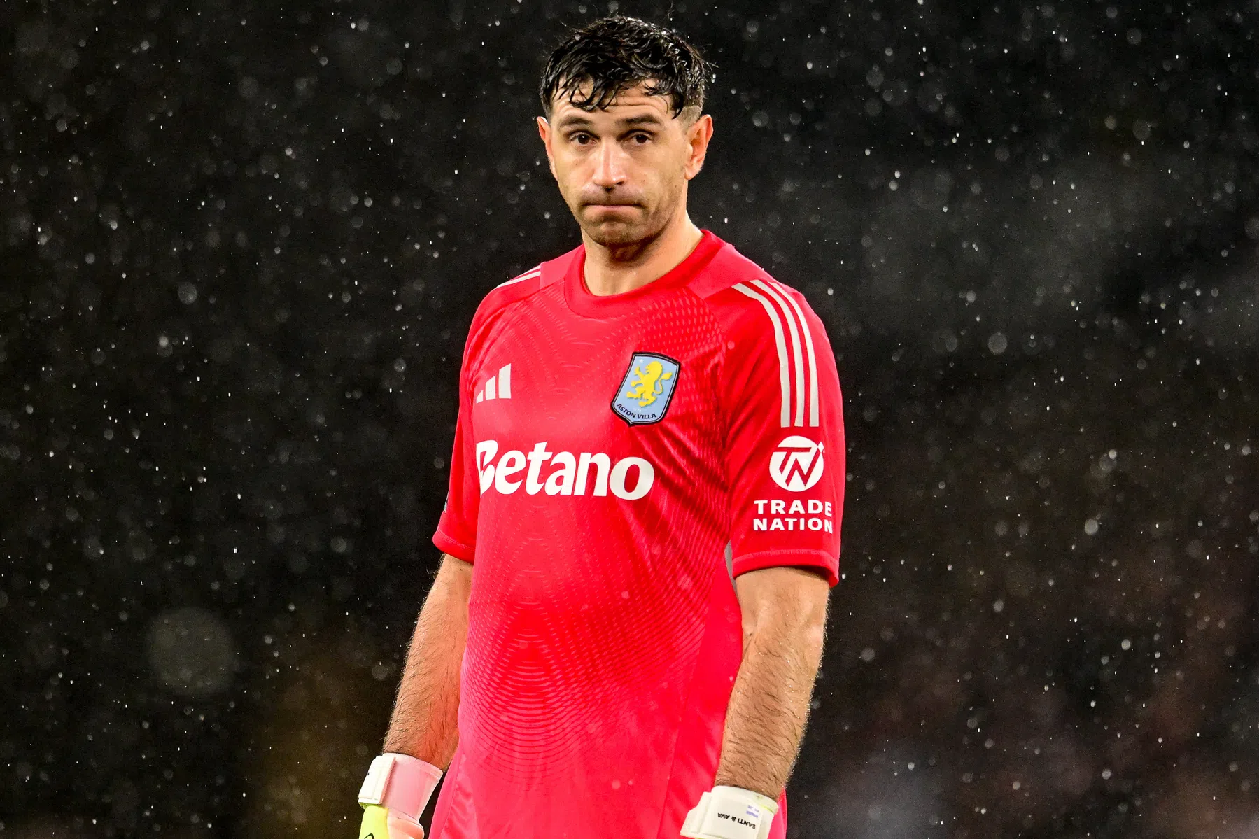 Doelman Emiliano Martínez mogelijk in problemen door gokregels FA