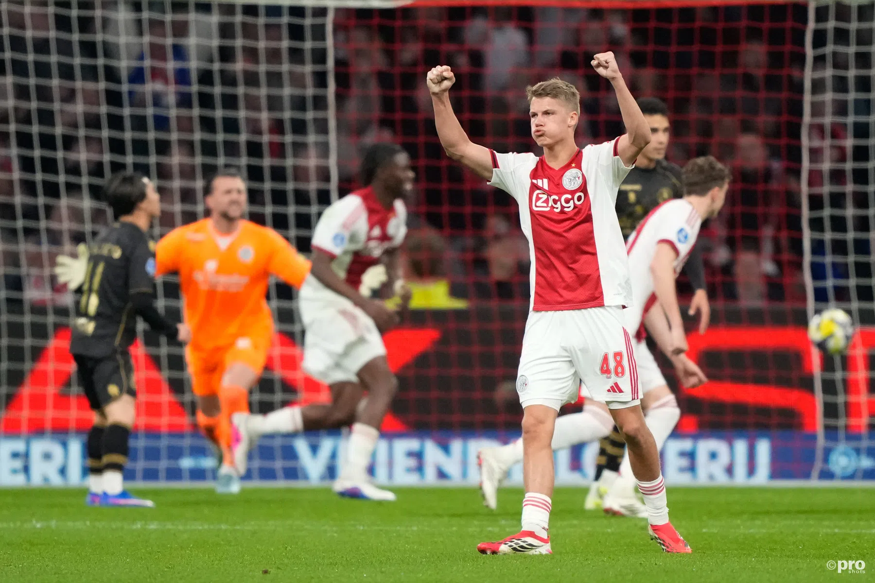 Vink ziet 'best wel heftige cijfers' van Steur bij Ajax
