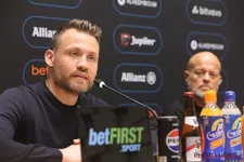 Thumbnail for article: Verhaeghe lovend over Mignolet: “Landstitels, Gouden Schoen, zes keer Champions League…”