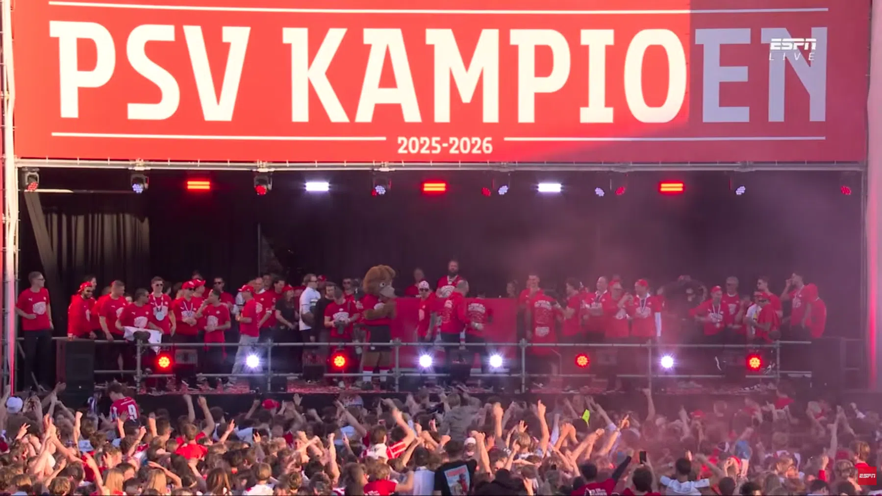 Flamingo veroorzaakt controverse met lied tijdens PSV-huldiging