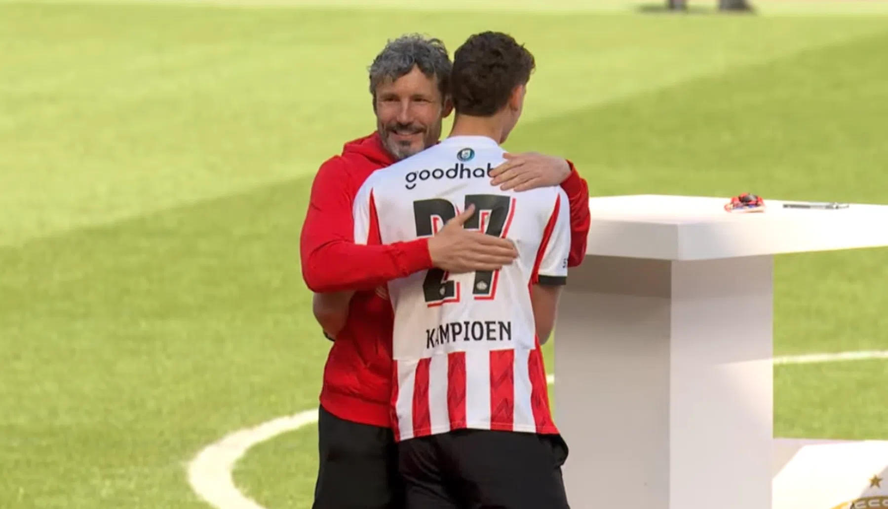 Van Bommel brengt oud-international naar huis na PSV-feest: 'Dan weet je genoeg'