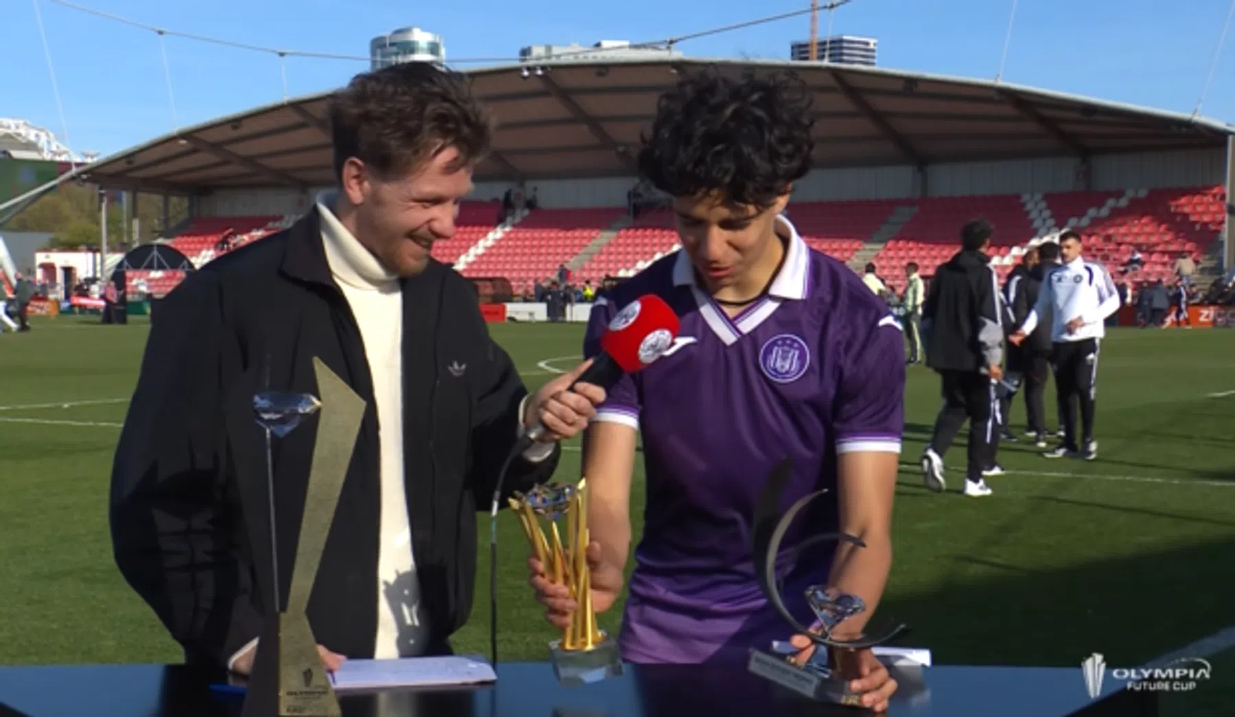 Lougmani van Anderlecht in voetsporen Praet & Gravenberch: “Super fier op mezelf”