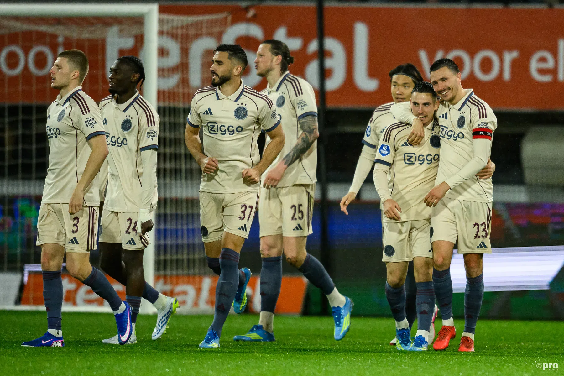 Ajax tankt vertrouwen tegen zwak Heracles
