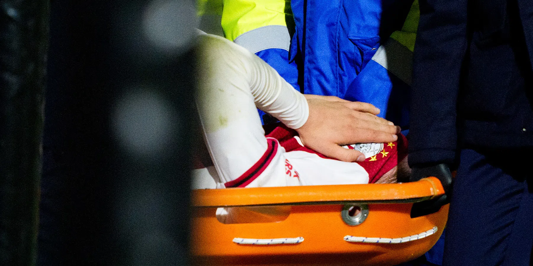 Mylo van der Lans per brancard van veld bij Jong Ajax na blessure