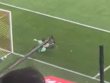 Zelden vertoond: Ederson (Fenerbahçe) slaat keihard tegen camera