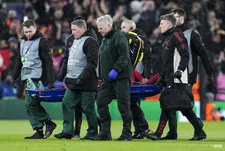 Klap voor Slot: Liverpool-ster moet per brancard van het veld en is in tranen