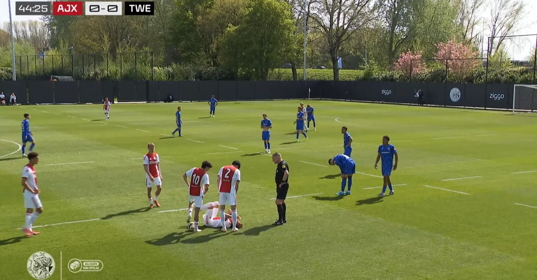 Winteraanwinst Ajax schreeuwt het uit van de pijn en loopt strompelend van 't veld