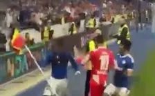 Bizarre beelden: Strasbourg-speler provoceert Mainz-fans en krijgt volle laag