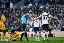 Grote klap voor in degradatiestress verkerend Spurs, heldenrol Simons niks waard