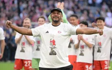 Kompany zet villa met zwembad, sauna, gamekamer en voetbalveld te koop