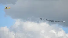 Thumbnail for article: 'Nul uit zes, groetjes uit 026': vliegtuig cirkelt boven Nijmegen na NEC-echec 