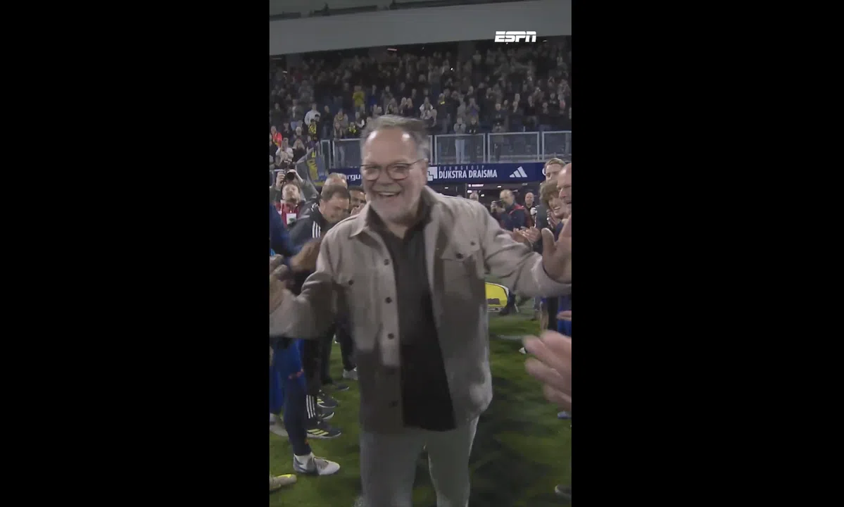 Prachtig: Henk de Jong in het zonnetje gezet na laatste duel als hoofdtrainer