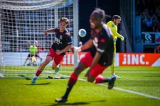 Thumbnail for article: Van Hooijdonk looft 'heerlijke speler' in Eredivisie: 'Doet het echt heel goed'