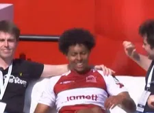 Viering van het seizoen? Aké komt gezellig bij de Essevee fans zitten