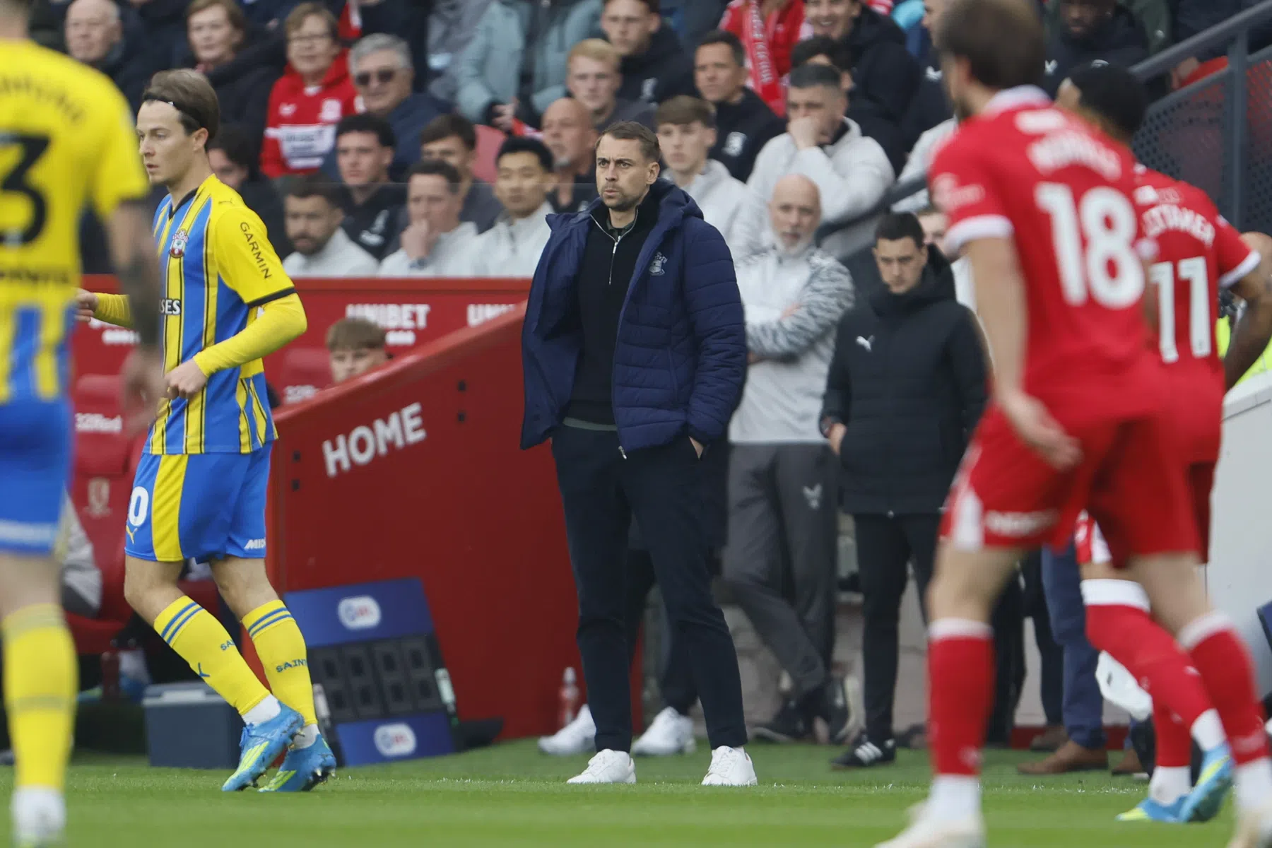 Southampton-manager stormt perszaal uit na vragen over Engels spionageschandaal