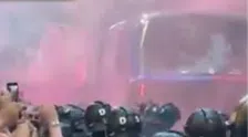 Thumbnail for article: Barça-fans vallen eigen spelersbus aan kort voor El Clásico