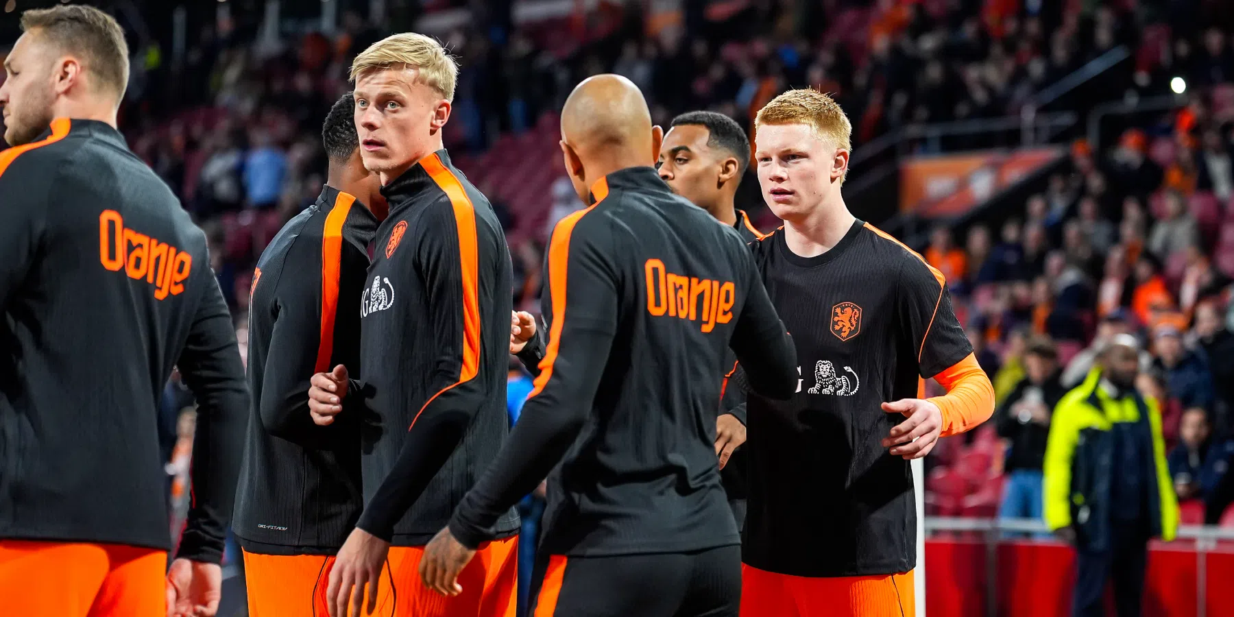 Nigel de Jong onthult warm-up shirt Oranje voor op het WK