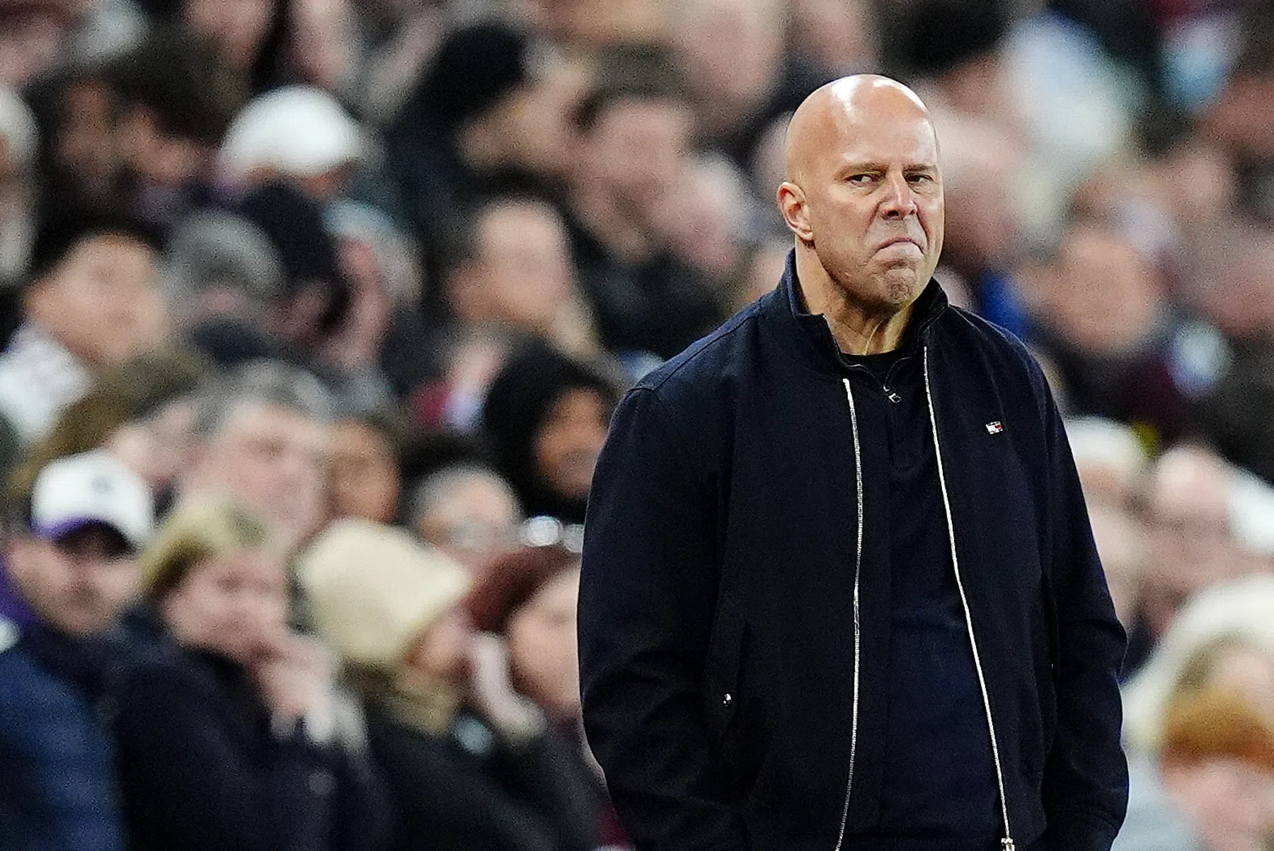 Engelse pers hard voor Arne Slot na nieuwe Liverpool-nederlaag