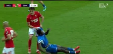 Ayensa rukt Kongolo met zijn shirt recht en doet alsof hij een slag krijgt in zijn klokkenspel