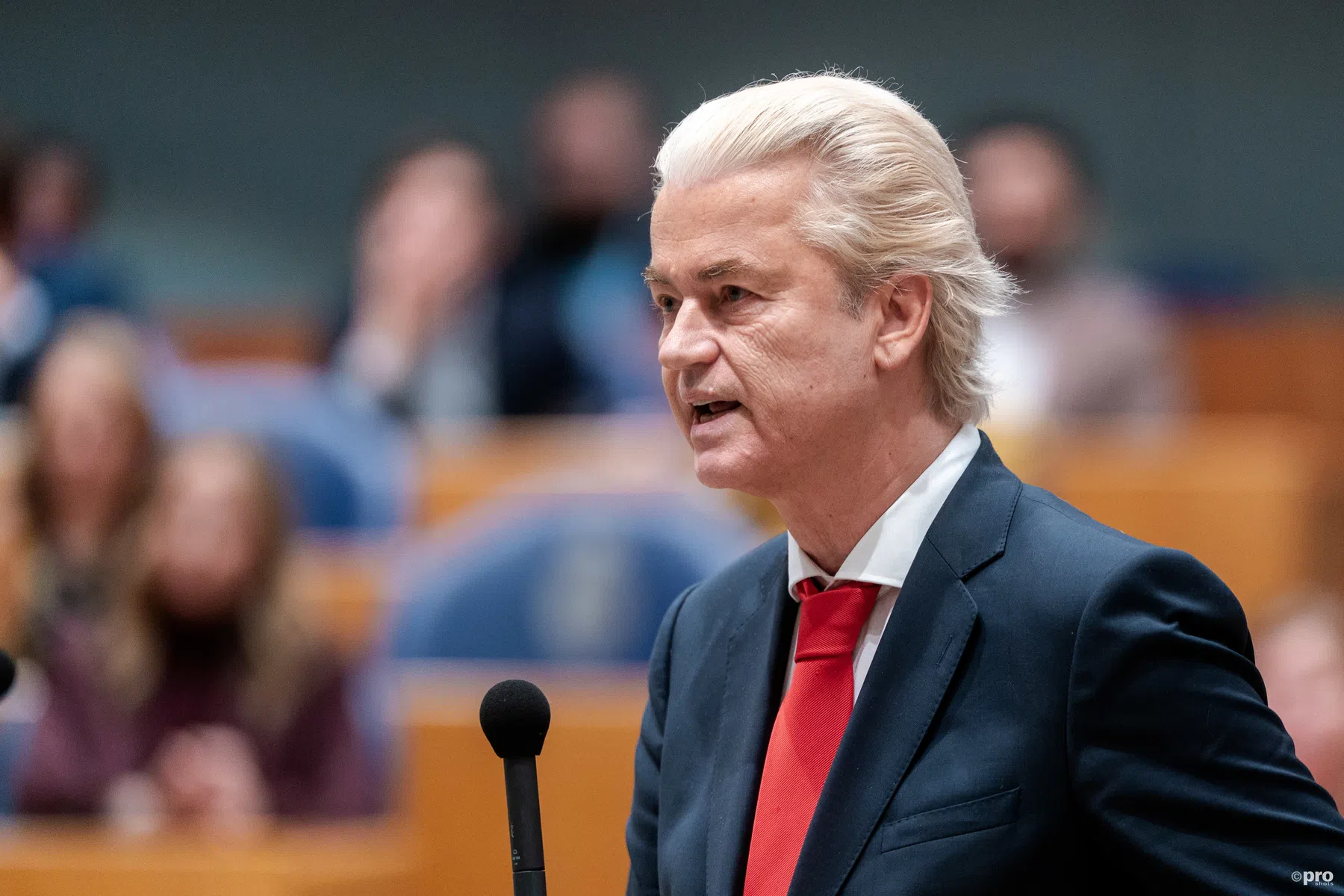 Geert Wilders deelt opmerkelijk spreekkoor bij PEC - Feyenoord