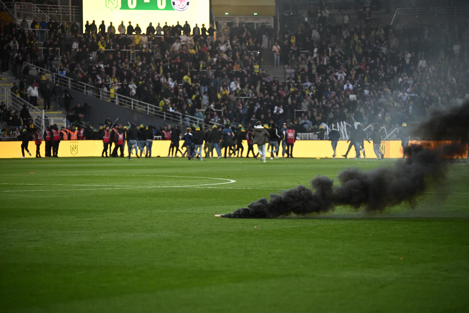 Absolute chaos in Frankrijk: 74-jarige Nantes-trainer wil woedende menigte stoppen