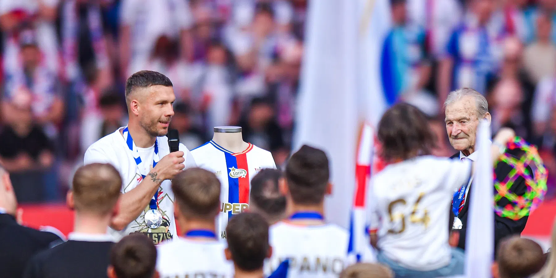 Podolski stopt als profvoetballer en wordt clubeigenaar
