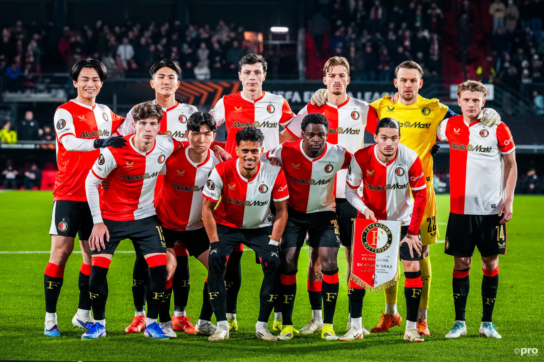 Feyenoord-speler Jordan Lotomba ondergaat baardtransplantatie