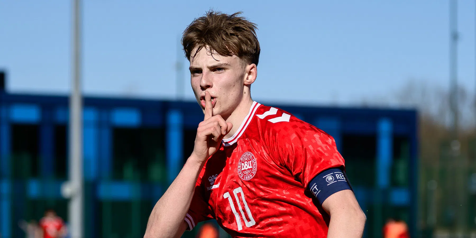 Ajax aast op Deens wonderkind Mikkel Bro Hansen, maar concurrentie is enorm