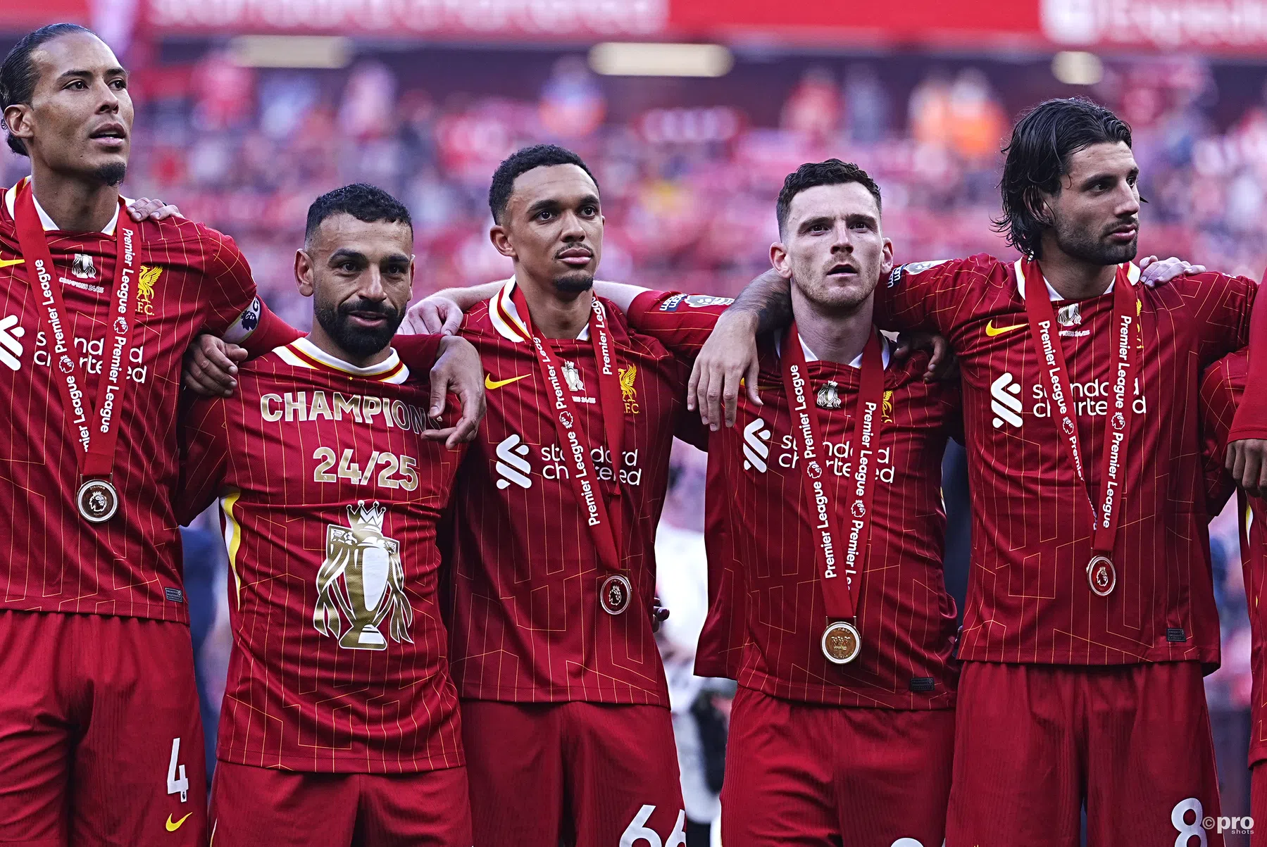 Van Dijk openhartig over vertrek Robertson en Salah bij Liverpool