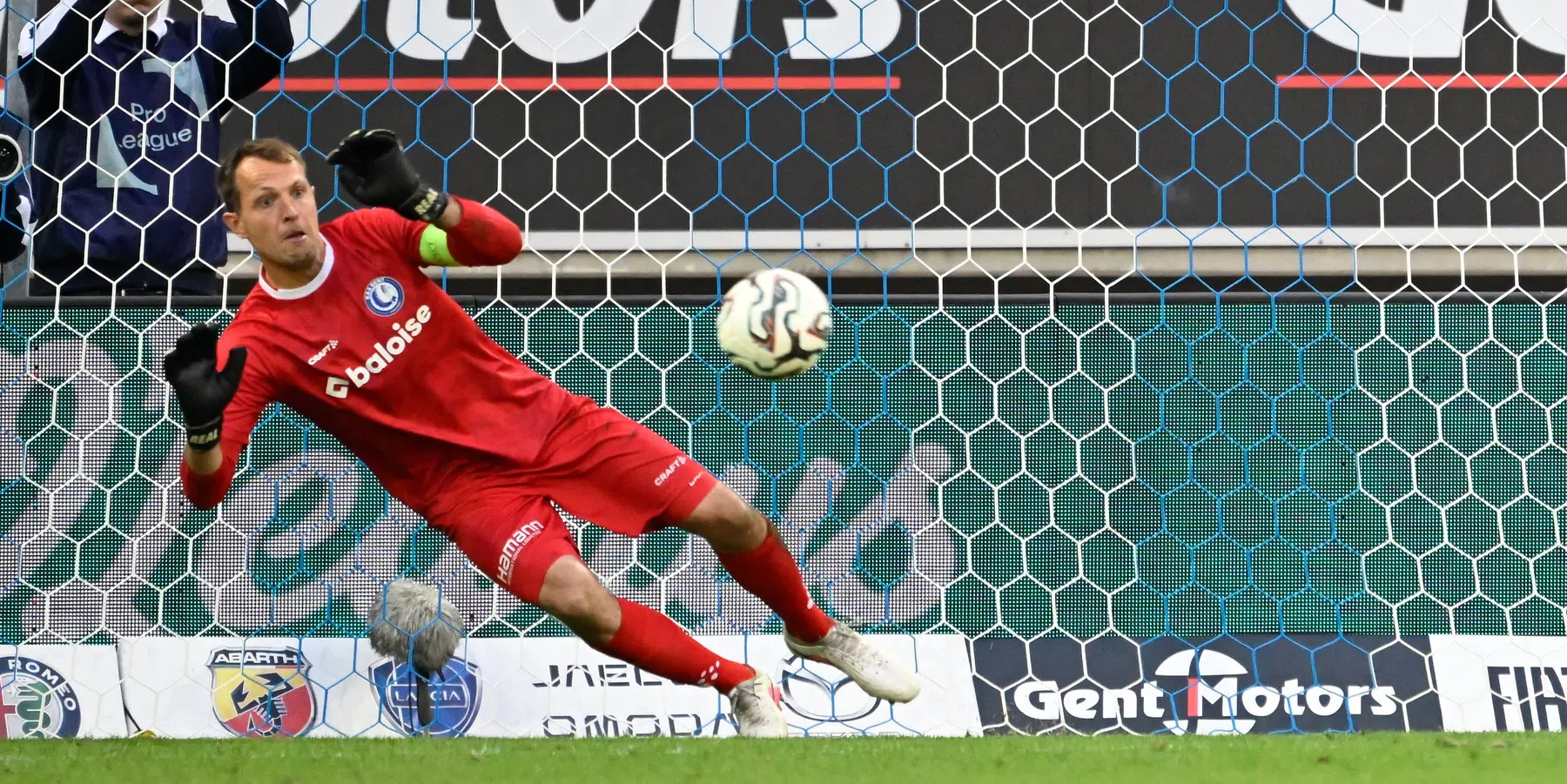 Roef bedankt fans voor geslaagde missie van KAA Gent