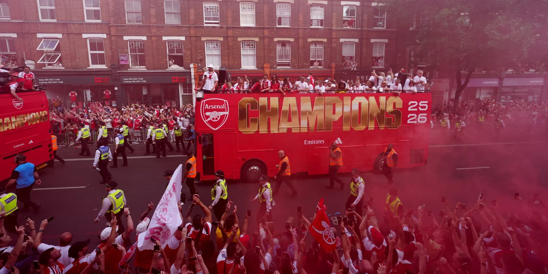 Arsenal viert Premier League-titel uitbundig 