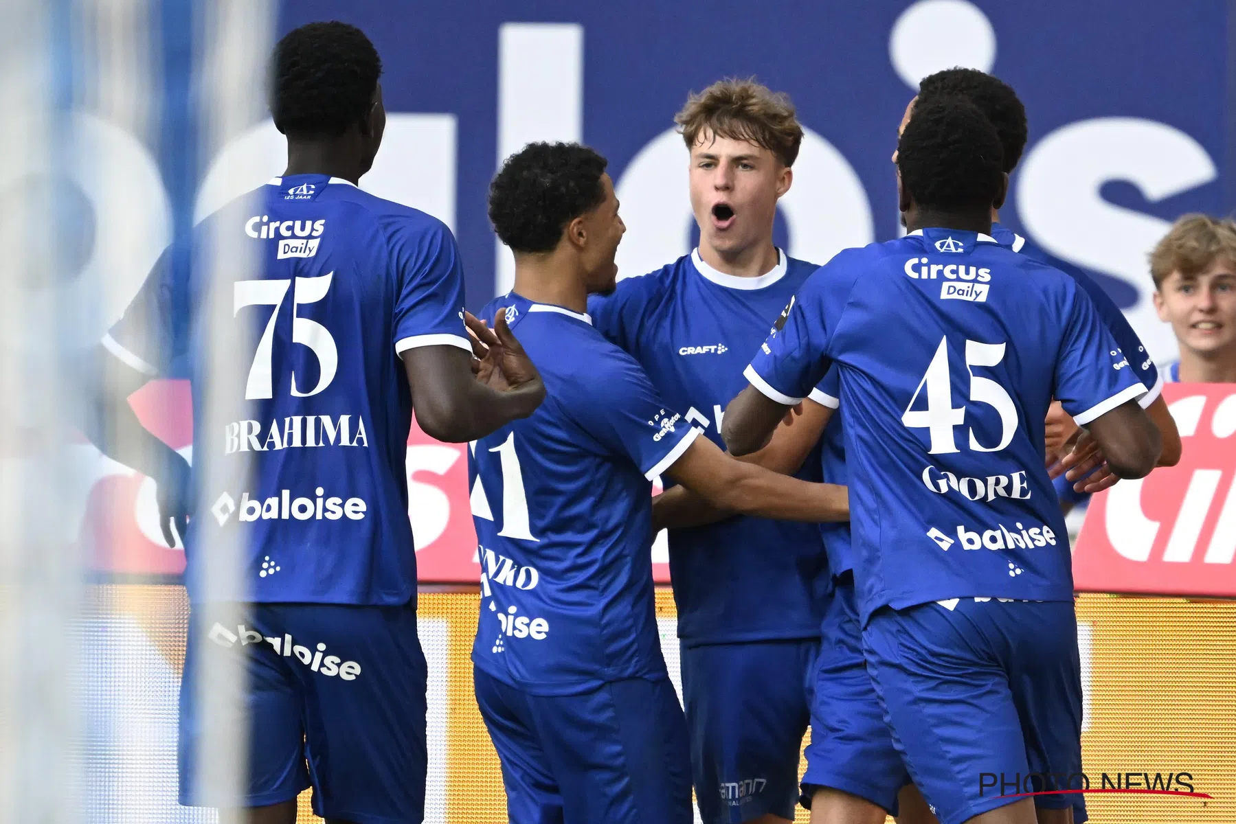 Davy Roef richt zich tot Tibe De Vlieger van KAA Gent na zege tegen KRC Genk