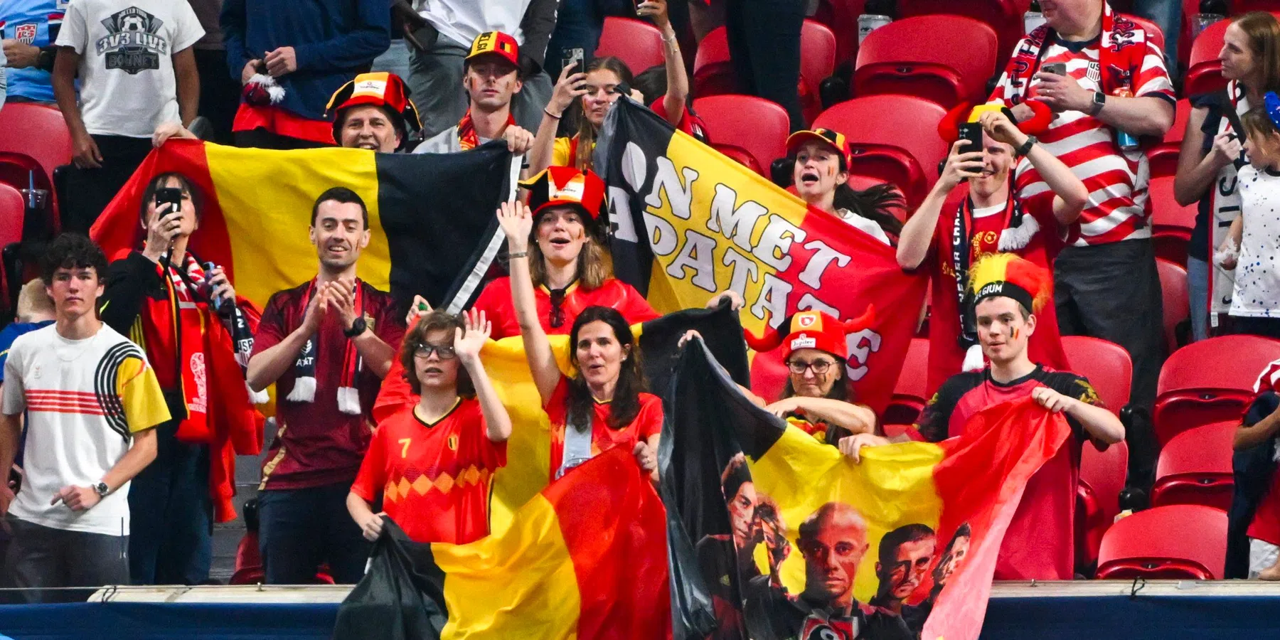 Rode Duivels krijgen steun van 250 fans in 'kooi'