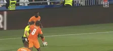 Opvallend beeld: Kessié is het noorden kwijt en gaat vol in duel met.... de ref