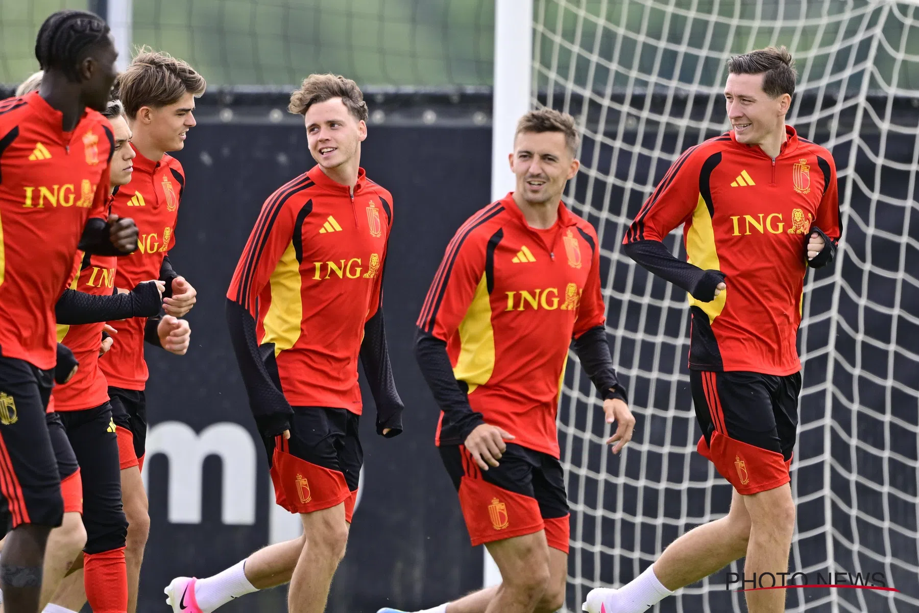 Timothy Castagne boven Maxim De Cuyper bij Rode Duivels – Egypte?