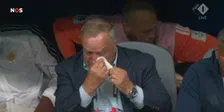 Thumbnail for article: Prachtige beelden: Dick Advocaat breekt in tranen uit op de bank bij Curaçao