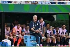 Thumbnail for article: Bielsa verklaart bizarre wissel bij Uruguay: 'Dat deed hij helemaal zelf'
