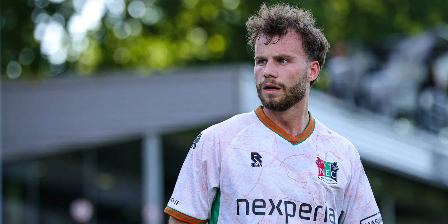 Proper doet boekje open over NEC-vertrek